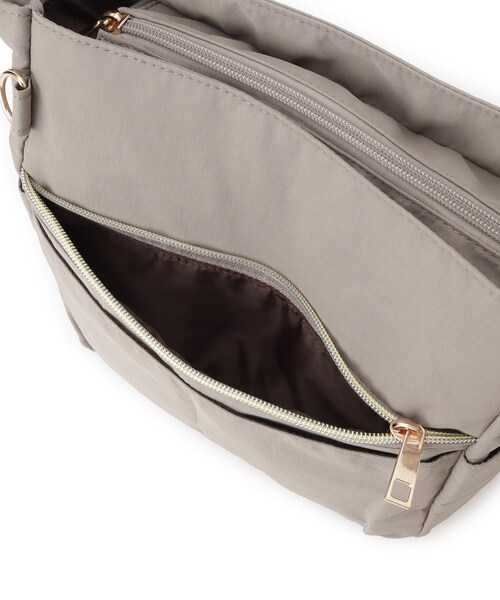 SHOO・LA・RUE(シューラルー)の「【撥水】10ポケットショルダーバッグ(ショルダーバッグ・レディース・ワインレッド/グレー/パープル系/ブラック/ブラウン系その他・00)」の17枚目の写真