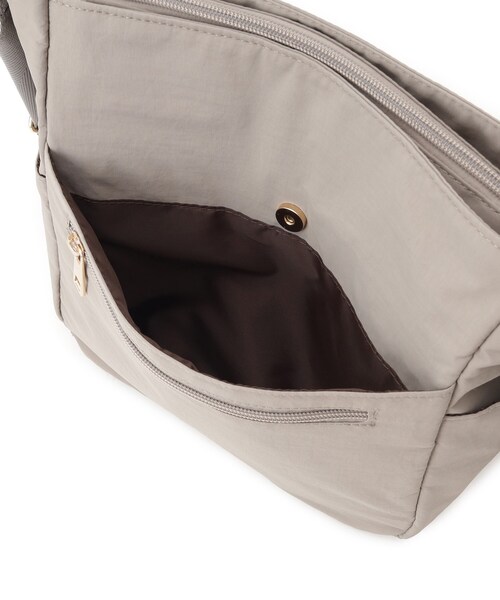 SHOO・LA・RUE(シューラルー)の「【撥水】10ポケットショルダーバッグ(ショルダーバッグ・レディース・ワインレッド/グレー/パープル系/ブラック/ブラウン系その他・00)」の7枚目の写真