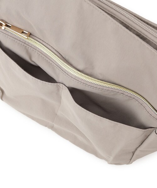 SHOO・LA・RUE(シューラルー)の「【撥水】10ポケットショルダーバッグ(ショルダーバッグ・レディース・ワインレッド/グレー/パープル系/ブラック/ブラウン系その他・00)」の8枚目の写真