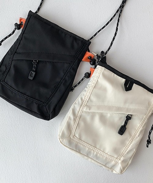 VIBGYOR（ヴィブジョー）の「urbanfemine./カジュアルミニバッグ・サコッシュU7540（ショルダーバッグ・レディース・ブルー/ブラック/ホワイト・FREE）」の2枚目の写真