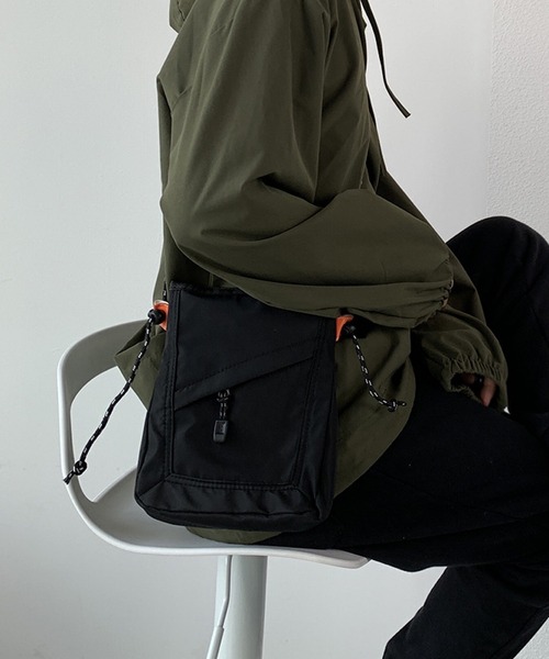 VIBGYOR（ヴィブジョー）の「urbanfemine./カジュアルミニバッグ・サコッシュU7540（ショルダーバッグ・レディース・ブルー/ブラック/ホワイト・FREE）」の3枚目の写真