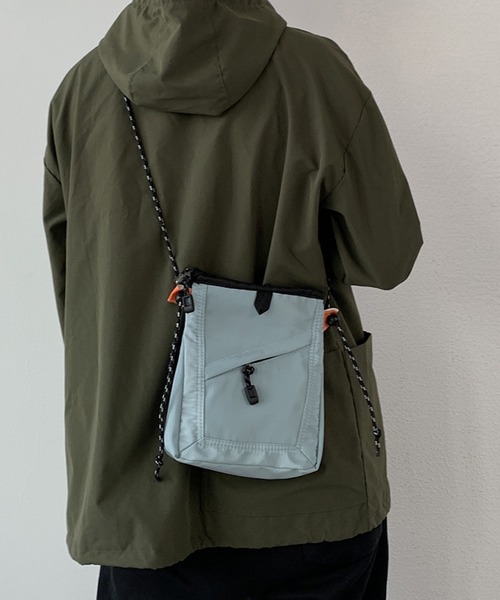 VIBGYOR（ヴィブジョー）の「urbanfemine./カジュアルミニバッグ・サコッシュU7540（ショルダーバッグ・レディース・ブルー/ブラック/ホワイト・FREE）」の11枚目の写真