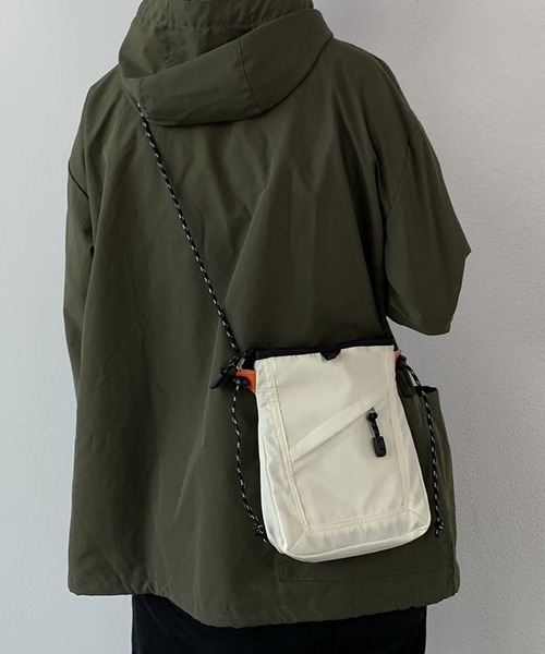 VIBGYOR（ヴィブジョー）の「urbanfemine./カジュアルミニバッグ・サコッシュU7540（ショルダーバッグ・レディース・ブルー/ブラック/ホワイト・FREE）」の4枚目の写真