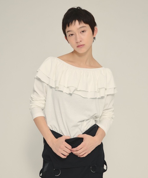 eL（エル）の「【eL】Frill Offshoulder Pullover LS/583672（Tシャツ/カットソー・レディース・オフホワイト/ブラック/ネイビー・FREE）」の2枚目の写真