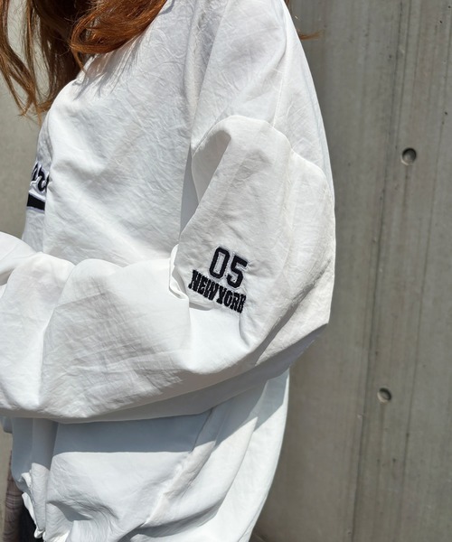 ISOOK（アイスー）の「【ISOOK / アイスー】オーバーサイズゲームシャツ / ユニフォームTシャツ ピステ ルーズ丈 長袖 ブロークコア ビッグシルエット フットボールTシャツ ジャージ ユニセックス ネイビー ホワイト 紺 白 ZOZOTOWN限定（その他トップス・レディース・ネイビー/ホワイト・FREE）」の7枚目の写真