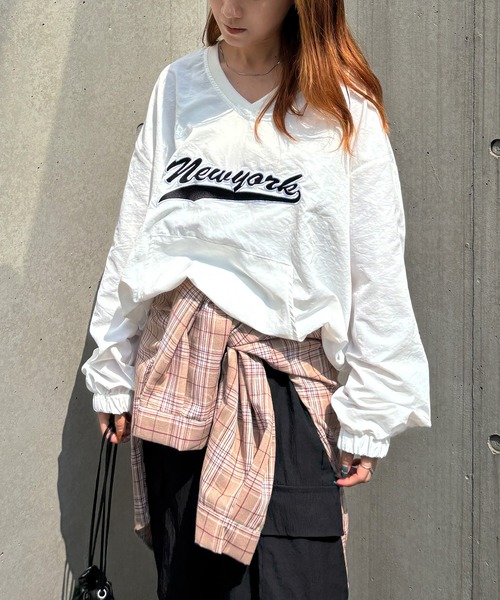 ISOOK（アイスー）の「【ISOOK / アイスー】オーバーサイズゲームシャツ / ユニフォームTシャツ ピステ ルーズ丈 長袖 ブロークコア ビッグシルエット フットボールTシャツ ジャージ ユニセックス ネイビー ホワイト 紺 白 ZOZOTOWN限定（その他トップス・レディース・ネイビー/ホワイト・FREE）」の12枚目の写真