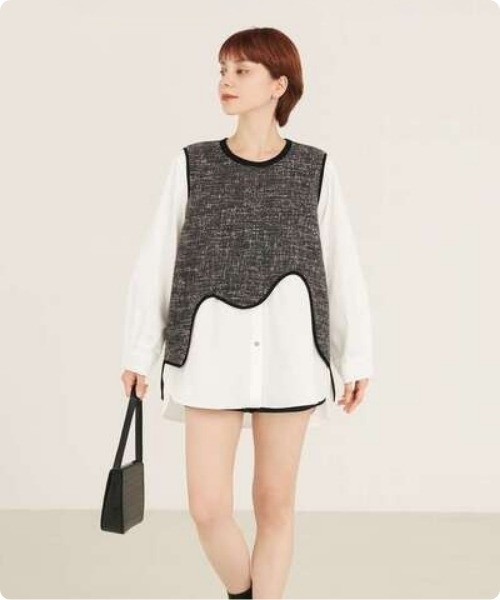 I.O.E(アイオイ)の「レイヤード風ベスト付きシャツブラウス(シャツ/ブラウス・レディース・ブラック/ホワイト・FREE)」の8枚目の写真