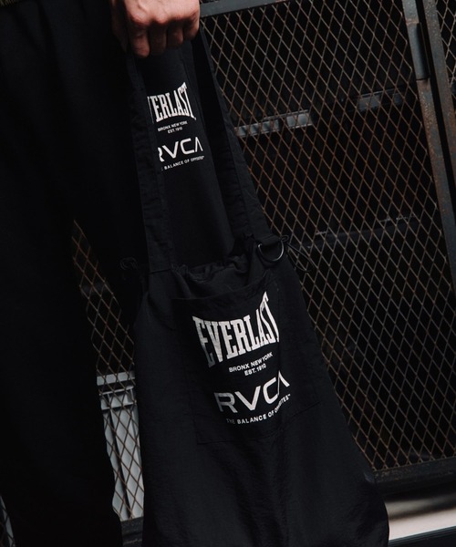 EVERLAST(スポーツ・ライフスタイル)(エバーラスト)の「RVCA メンズ RVCA×EVERLAST GYM TOTE トートバッグ 【2025年秋冬モデル】/ルーカエバーラストコラボトートバッグ(トートバッグ・メンズ・ブラック・FREE)」の2枚目の写真