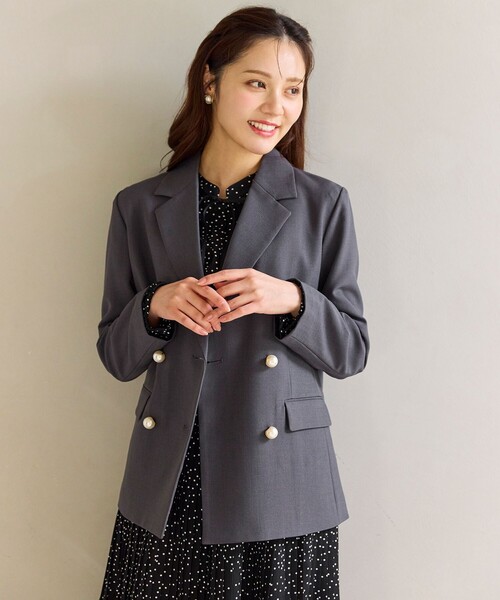 Feroux(フェルゥ)の「パール釦テーラード ジャケット(テーラードジャケット・レディース・グレー系/ベージュ系・SMALL/MEDIUM)」の1枚目の写真