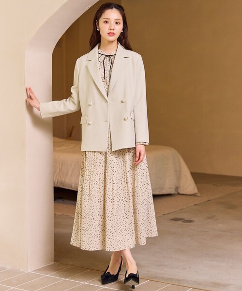 Feroux(フェルゥ)の「パール釦テーラード ジャケット(テーラードジャケット・レディース・グレー系/ベージュ系・SMALL/MEDIUM)」の8枚目の写真