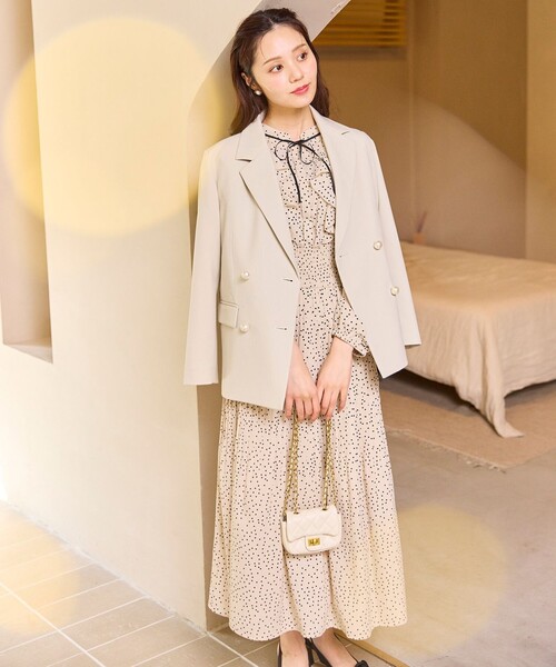 Feroux(フェルゥ)の「パール釦テーラード ジャケット(テーラードジャケット・レディース・グレー系/ベージュ系・SMALL/MEDIUM)」の7枚目の写真