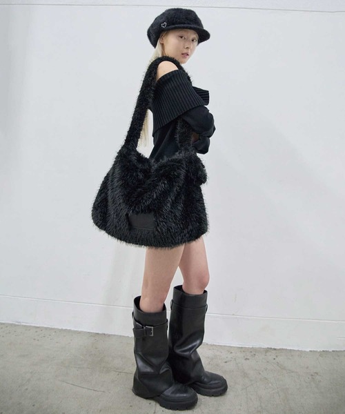 Heart Tattoo（ハートタトゥー）の「fur shoulder big bag（with Heart Miller charm） / ハートミラーキーホルダー付き　ファーショルダーバッグ（トートバッグ・レディース・ブラック/ホワイト・FREE）」の3枚目の写真