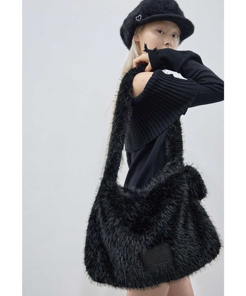 Heart Tattoo（ハートタトゥー）の「fur shoulder big bag（with Heart Miller charm） / ハートミラーキーホルダー付き　ファーショルダーバッグ（トートバッグ・レディース・ブラック/ホワイト・FREE）」の6枚目の写真