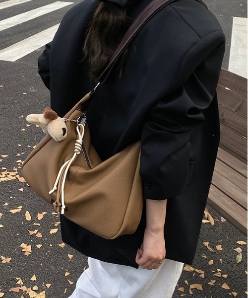 FREE STYLISTS（フリー スタイリスト）の「Y2K ポーチチャーム付きスエードコンビボストンバッグ（ショルダーバッグ・レディース・ベージュ/ブラウン・FREE）」の11枚目の写真