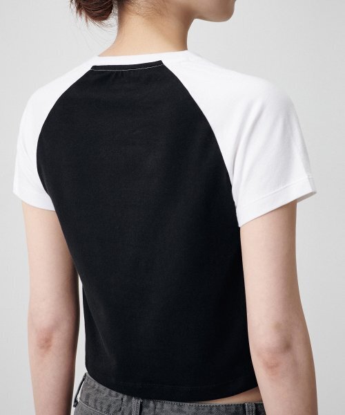 MUSINSA STANDARD WOMAN（ムシンサスタンダードウーマン）の「ウィメンズスリムクロップラグランTシャツ[ブラック/ホワイト]（Tシャツ/カットソー・レディース・その他・SMALL/MEDIUM/LARGE/X-SMALL）」の4枚目の写真