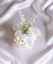 Salon de Lilas（サロンドリラ）の「胡蝶蘭とアストランティアのコサージュ（ブローチ/コサージュ）」