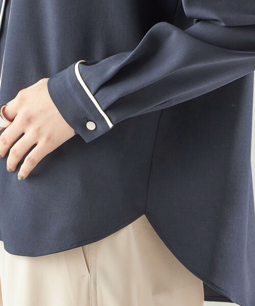 SHIPS(シップス)の「〈手洗い可能〉配色 パイピング キーネック 長袖ブラウス(シャツ/ブラウス・レディース・ネイビー/オフホワイト・ONE SIZE)」の3枚目の写真