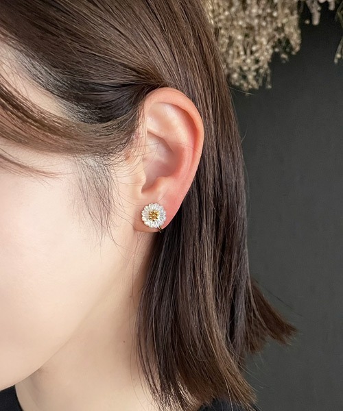 tone(トーン)の「【mallelabrocante/マルラブロカント】マザーオブパールの痛みにくいデイジーイヤリング(イヤリング・レディース・ホワイト・FREE)」の5枚目の写真