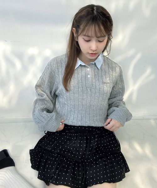 AS KNOW AS plus（アズノゥアズプラス）の「○ブランドロゴプレート付き ケーブルポロニットプルオーバー（ポロシャツ・レディース・ネイビー系/グレー系/ブラウン系・FREE）」の2枚目の写真