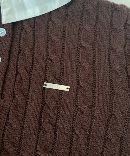 AS KNOW AS plus（アズノゥアズプラス）の「○ブランドロゴプレート付き ケーブルポロニットプルオーバー（ポロシャツ・レディース・ネイビー系/グレー系/ブラウン系・FREE）」の5枚目の写真