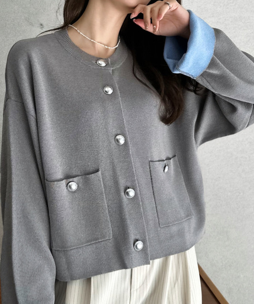 Eclat one(エクラワン)の「【Eclat one】パールボタン付き 裏配色 クルーネック ニットカーディガン(カーディガン/ボレロ・レディース・アイボリー/ブラック/グレー・FREE)」の3枚目の写真