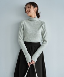 柔らかなカシミヤ混リブ編みタートルニット