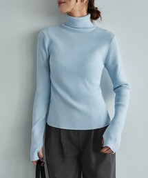 柔らかなカシミヤ混リブ編みタートルニット