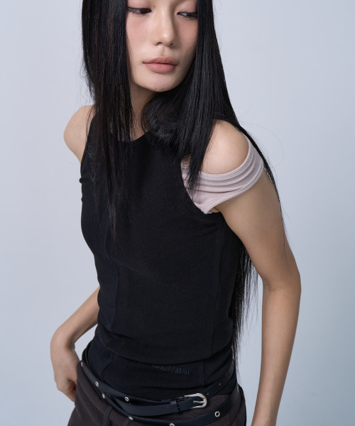ZIZEMUSEUM(ジゼミュージアム)の「UNBALANCE SLEEVELESS TOP (BLACK)(Tシャツ/カットソー・レディース・その他・ONE SIZE)」の2枚目の写真