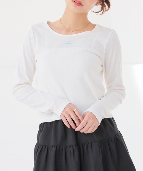 Honeys(ハニーズ)の「【UVカット】プレート付トップス(Tシャツ/カットソー・レディース・サックスブルー/ホワイト/ヘザーチャコール/モカ/ブラック・S/M/L)」の2枚目の写真