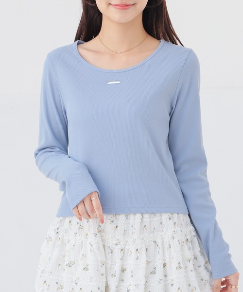 Honeys(ハニーズ)の「【UVカット】プレート付トップス(Tシャツ/カットソー・レディース・サックスブルー/ホワイト/ヘザーチャコール/モカ/ブラック・S/M/L)」の1枚目の写真