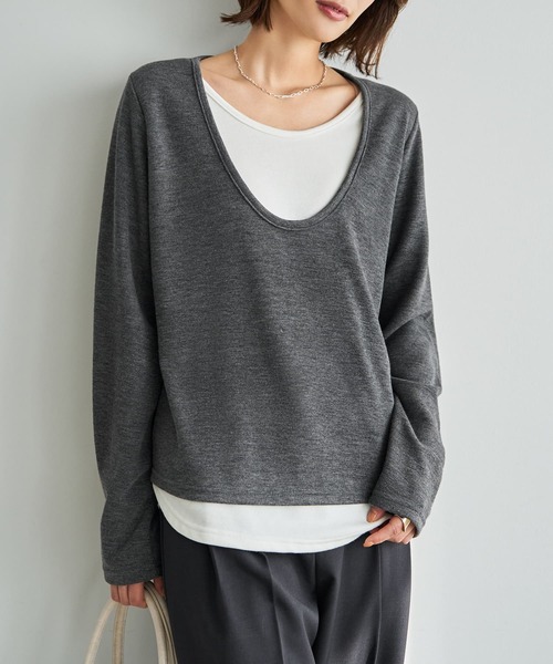 STYLE DELI(スタイルデリ)の「レイヤードUネックカットソートップス(Tシャツ/カットソー・レディース・ブラック/チャコールグレー・FREE)」の1枚目の写真
