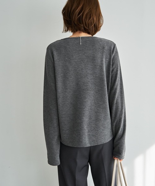 STYLE DELI(スタイルデリ)の「レイヤードUネックカットソートップス(Tシャツ/カットソー・レディース・ブラック/チャコールグレー・FREE)」の12枚目の写真