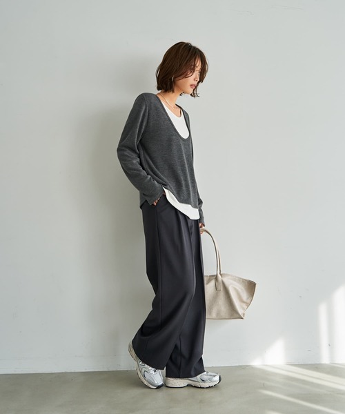 STYLE DELI(スタイルデリ)の「レイヤードUネックカットソートップス(Tシャツ/カットソー・レディース・ブラック/チャコールグレー・FREE)」の13枚目の写真