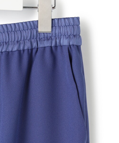 ICB（アイシービー）の「【新色追加・WEB限定カラーあり】FluidBackSatin ドロストパンツ（その他パンツ・レディース・ブルー系/ブラック系/グレー系/サックスブルー系/ライトイエロー系/ネイビー系/ダークグリーン系・00/6/4/0/2）」の20枚目の写真