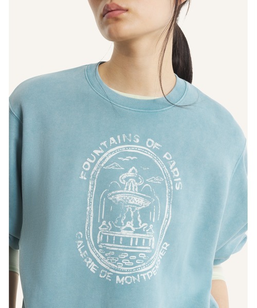 Maison Kitsune(メゾンキツネ)の「FOUNTAIN STAMP FADED RELAXED SWEATSHIRT(スウェット・レディース・スカイブルー系・M/S/L)」の5枚目の写真