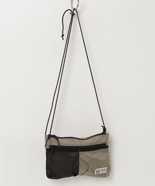 MARMOT(マーモット)の「Marmot/マーモット サコッシュ MMM Sacoche(ショルダーバッグ・メンズ・ピンク/オリーブ/ブラック/グレイッシュベージュ・FREE)」の3枚目の写真