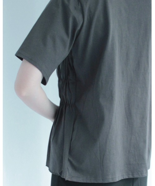 amini(アミニ)の「フロントシャーリングカットソー(Tシャツ/カットソー・レディース・アイボリー/チャコールグレー/ブラック・MEDIUM)」の13枚目の写真