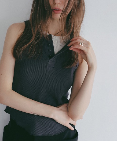 MANOF（マノフ）の「FAITH×MANOF THERMAL HENLY TANK（タンクトップ・レディース・オートミール/ピンク/チャコールグレー・F）」の2枚目の写真