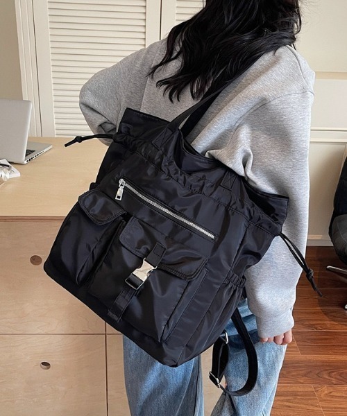 yuue' ( wear )(ユーイ)の「大容量2WAYドローストリングナイロンショルダーバッグ/リュック/ナップサック/ユニセックス(バックパック/リュック・レディース・ブラック・FREE)」の6枚目の写真