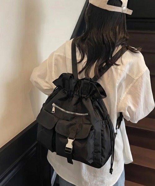 yuue' ( wear )(ユーイ)の「大容量2WAYドローストリングナイロンショルダーバッグ/リュック/ナップサック/ユニセックス(バックパック/リュック・レディース・ブラック・FREE)」の19枚目の写真