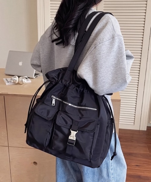 yuue' ( wear )(ユーイ)の「大容量2WAYドローストリングナイロンショルダーバッグ/リュック/ナップサック/ユニセックス(バックパック/リュック・レディース・ブラック・FREE)」の3枚目の写真