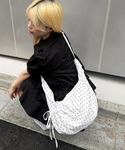 continuer de NICE CLAUP(コンティニューデナイスクラップ)の「【WEB限定】ドットショルダーバッグ(ショルダーバッグ・レディース・ネイビー/ホワイト・FREE)」の8枚目の写真