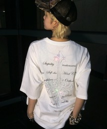 A'GEM9（エージェムナイン）の「A'GEM 9 × .kom 『A'GEM 9 エージェムナイン』 ラインストーンクロスTシャツ（Tシャツ/カットソー）」