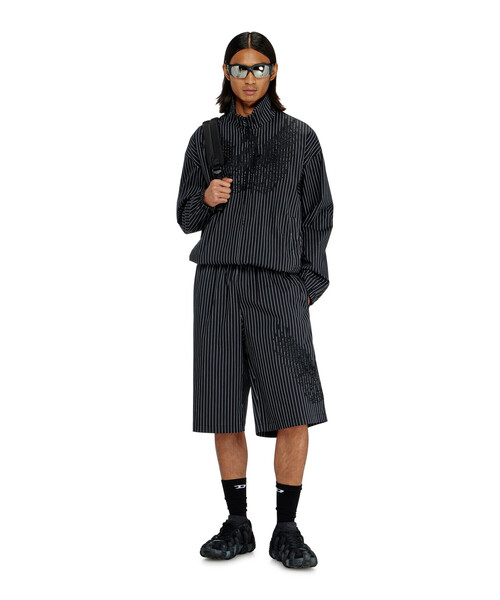 DIESEL(ディーゼル)の「メンズ ショートパンツ P-THEO-SHORT-NJCA(その他パンツ・メンズ・ブラック系その他・MEDIUM/SMALL/LARGE)」の2枚目の写真
