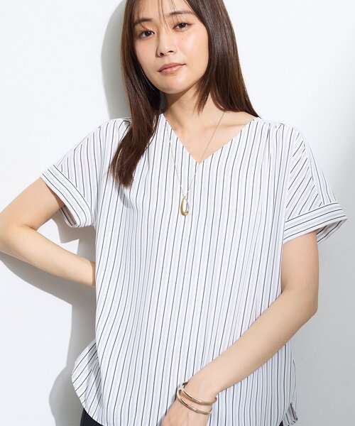 INDIVI(インディヴィ)の「【洗える/スーツインナー/UVケア】Vネックストライプブラウス(シャツ/ブラウス・レディース・サックスブルー系/ホワイト/ホワイト系1/グレー系その他・38/13/40/15 /36/05/19)」の3枚目の写真