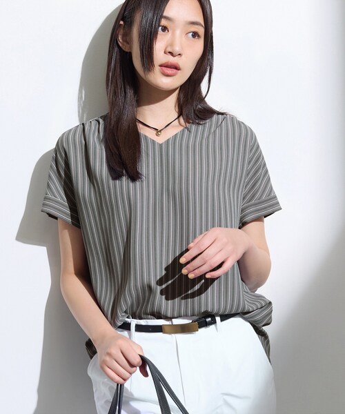 INDIVI(インディヴィ)の「【洗える/スーツインナー/UVケア】Vネックストライプブラウス(シャツ/ブラウス・レディース・サックスブルー系/ホワイト/ホワイト系1/グレー系その他・38/13/40/15 /36/05/19)」の1枚目の写真