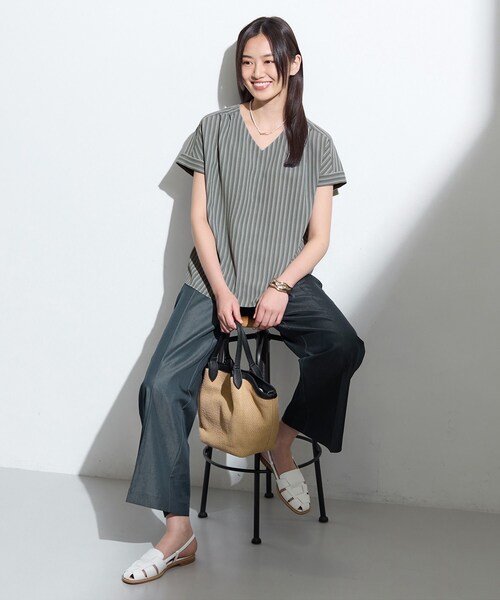 INDIVI(インディヴィ)の「【洗える/スーツインナー/UVケア】Vネックストライプブラウス(シャツ/ブラウス・レディース・サックスブルー系/ホワイト/ホワイト系1/グレー系その他・38/13/40/15 /36/05/19)」の16枚目の写真