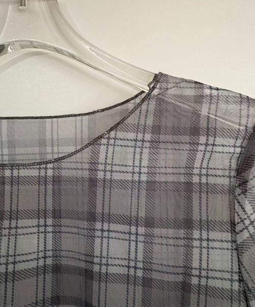 shyam inspiration（シャムインスピレーション）の「シアータイトチェックプリントTシャツ/メローフリル/半袖/シアートップス（Tシャツ/カットソー・レディース・グレー/アイボリー・F）」の4枚目の写真