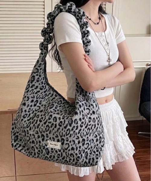 SHEPP(シープ)の「【大容量/A4サイズ対応】シャーリングハンドル スウェットギャザーワンショルダーバッグ(バックパック/リュック・レディース・グレー系その他2/グレー系その他/ブラック/ダークグレー/グレー・F)」の5枚目の写真