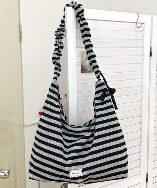 SHEPP(シープ)の「【大容量/A4サイズ対応】シャーリングハンドル スウェットギャザーワンショルダーバッグ(バックパック/リュック・レディース・グレー系その他2/グレー系その他/ブラック/ダークグレー/グレー・F)」の7枚目の写真